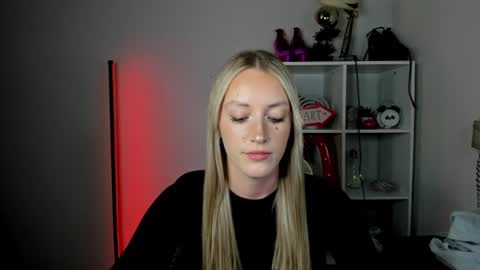 Snapshot of evelynblond chatting on June 22, 1:52 pm evelynblond online show from June 22, 1:52 pm