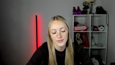Snapshot of evelynblond chatting on June 24, 12:37 pm evelynblond online show from June 24, 12:37 pm