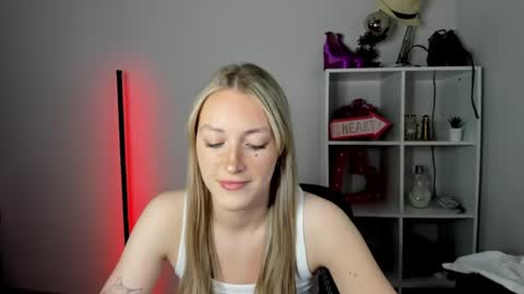 Snapshot of evelynblond chatting on July 2, 12:33 pm evelynblond online show from July 2, 12:33 pm