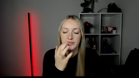 Snapshot of evelynblond chatting on July 6, 12:46 pm evelynblond online show from July 6, 12:46 pm