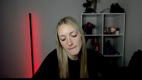 Snapshot of evelynblond chatting on July 6, 3:03 pm evelynblond online show from July 6, 3:03 pm