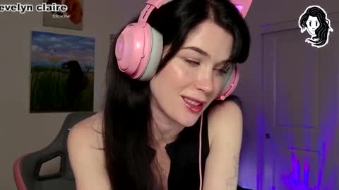 Snapshot of evelynclaire chatting on December 24, 7:17 am Evelyn Claire online show from December 24, 7:17 am