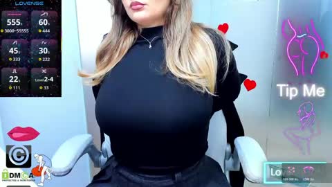 Snapshot of evelyne_rose chatting on April 23, 5:19 am evelyne_rose online show from April 23, 5:19 am