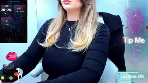 Snapshot of evelyne_rose chatting on April 27, 5:05 am evelyne_rose online show from April 27, 5:05 am