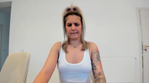 evelynevyyy online show from March 16, 7:34 am