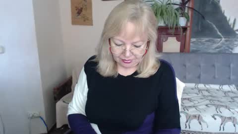 Snapshot of evelynloveshy chatting on February 4, 11:38 am BarbaraBlondy online show from February 4, 11:38 am