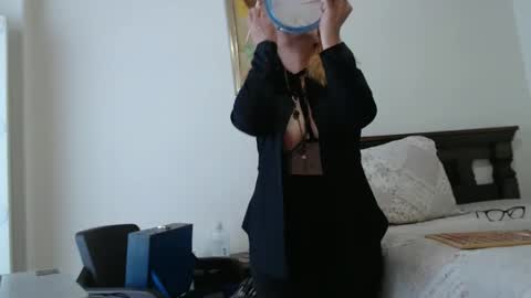 Snapshot of evelynsmithcol chatting on December 21, 4:03 pm Evelyn Smith online show from December 21, 4:03 pm