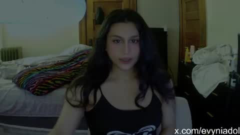 Snapshot of evyniadoll chatting on July 28, 3:21 pm Avelyn Evynia online show from July 28, 3:21 pm