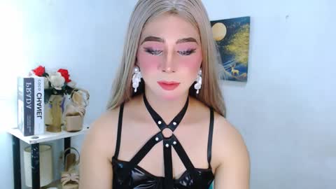 Snapshot of expensive_elise chatting on April 19, 11:53 am expensive_elise online show from April 19, 11:53 am