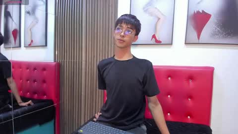 Snapshot of eyden_connor chatting on March 27, 9:14 pm Eyden online show from March 27, 9:14 pm