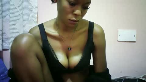 faizah_ online show from May 1, 2:32 pm