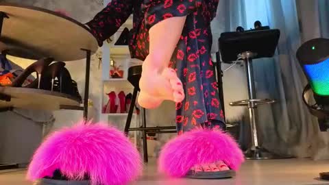 Snapshot of feet_heelss chatting on November 10, 9:30 am Kris online show from November 10, 9:30 am