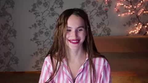 Snapshot of felicia_lav chatting on June 28, 6:47 pm Frida online show from June 28, 6:47 pm
