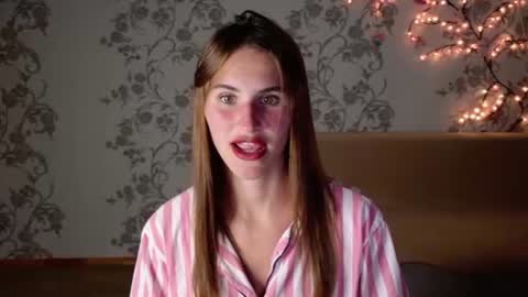Snapshot of felicia_lav chatting on July 4, 7:09 pm Frida online show from July 4, 7:09 pm
