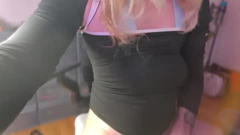 Snapshot of femme_mystique chatting on November 14, 9:52 am femme_mystique online show from November 14, 9:52 am