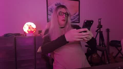 Snapshot of femme_mystique chatting on November 26, 9:21 am femme_mystique online show from November 26, 9:21 am