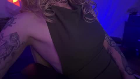 Snapshot of femme_mystique chatting on December 22, 10:01 am femme_mystique online show from December 22, 10:01 am