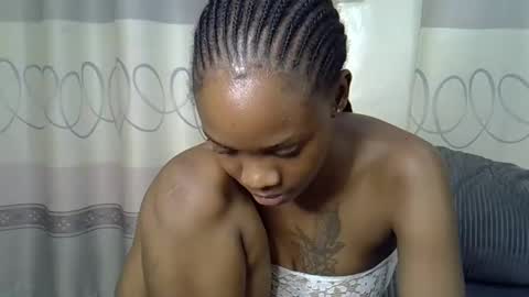 Snapshot of fine_queen12 chatting on December 5, 1:38 pm fine_queen12 online show from December 5, 1:38 pm