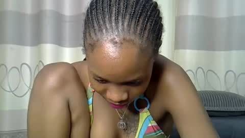 Snapshot of fine_queen12 chatting on December 12, 6:03 am fine_queen12 online show from December 12, 6:03 am