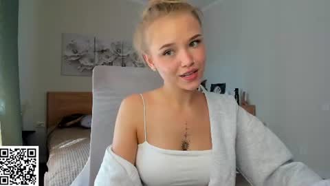 Snapshot of flooora_0 chatting on July 21, 1:41 am Mona online show from July 21, 1:41 am