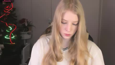 Mia online show from December 18, 2:12 pm