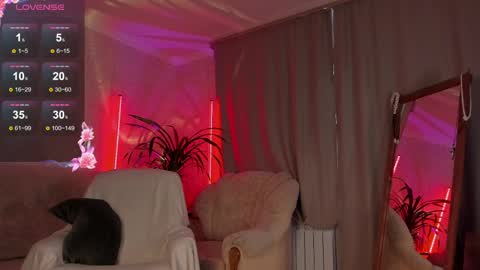 Snapshot of forest_lina chatting on April 10, 2:44 pm online show from April 10, 2:44 pm