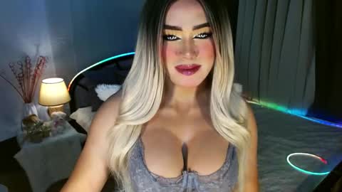 Snapshot of freya_lovestocum chatting on December 19, 11:28 am Miss Frea online show from December 19, 11:28 am