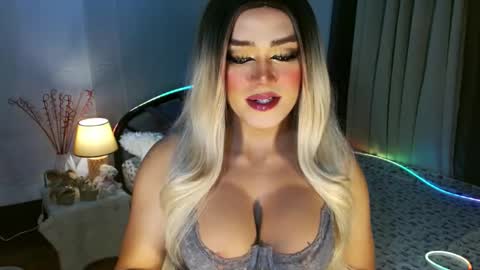 Snapshot of freya_lovestocum chatting on January 14, 11:20 pm Miss Frea online show from January 14, 11:20 pm