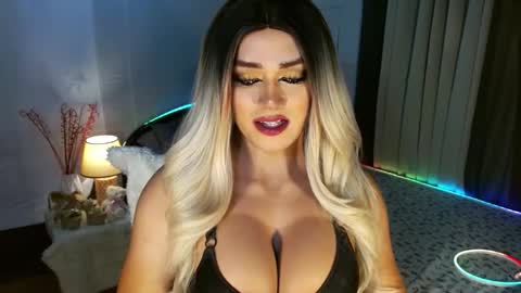 Snapshot of freya_lovestocum chatting on January 17, 3:00 am Miss Frea online show from January 17, 3:00 am