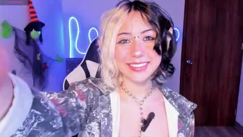 Snapshot of frida_lassi_ chatting on October 27, 12:42 pm frida_lassi_ online show from October 27, 12:42 pm