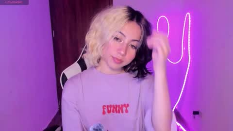 Snapshot of frida_lassi_ chatting on November 26, 11:17 pm frida_lassi_ online show from November 26, 11:17 pm