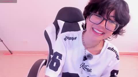 Snapshot of frida_lassi_ chatting on February 23, 4:37 pm frida_lassi_ online show from February 23, 4:37 pm