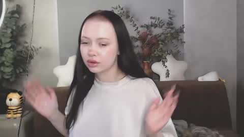 Snapshot of friend_zone_ chatting on April 6, 11:22 am friend_zone_ online show from April 6, 11:22 am