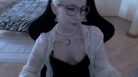 Snapshot of fromsun_forsoul chatting on May 5, 12:02 pm Lilith online show from May 5, 12:02 pm