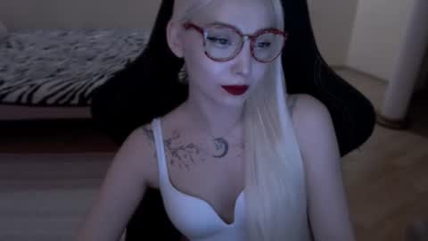 Snapshot of fromsun_forsoul chatting on June 10, 9:03 pm Lilith online show from June 10, 9:03 pm