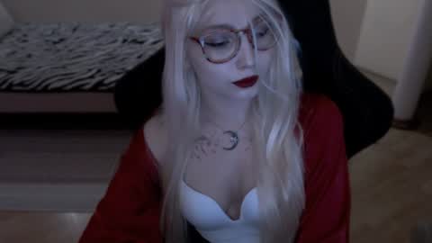 Snapshot of fromsun_forsoul chatting on June 18, 9:30 pm Lilith online show from June 18, 9:30 pm