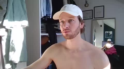 Snapshot of frozenyoga chatting on February 1, 10:48 am frozenyoga online show from February 1, 10:48 am