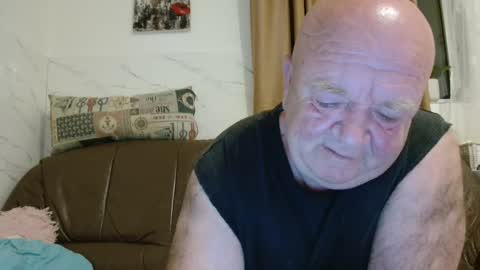 Snapshot of fullballs6 chatting on April 28, 2:10 am fullballs6 online show from April 28, 2:10 am