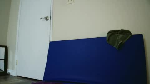 Snapshot of fuzzypeaches87 chatting on June 20, 2:47 am fuzzypeaches87 online show from June 20, 2:47 am
