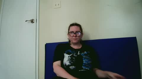 Snapshot of fuzzypeaches87 chatting on June 20, 4:43 pm fuzzypeaches87 online show from June 20, 4:43 pm