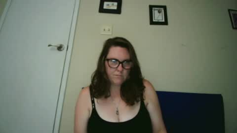 Snapshot of fuzzypeaches87 chatting on July 4, 12:39 am fuzzypeaches87 online show from July 4, 12:39 am