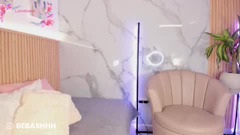   Independent model online show from February 28, 12:17 pm