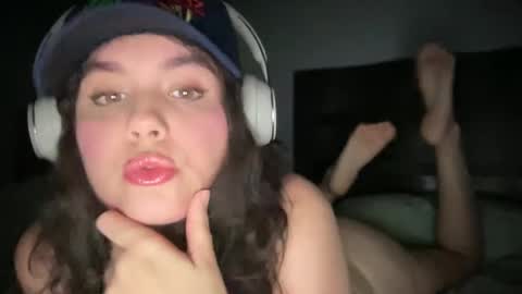 Snapshot of gia_is_horny chatting on December 4, 4:54 am The Queen of Squirt online show from December 4, 4:54 am