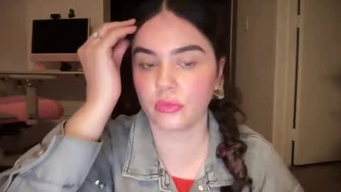 Snapshot of gia_is_horny chatting on December 19, 12:34 am The Queen of Squirt online show from December 19, 12:34 am