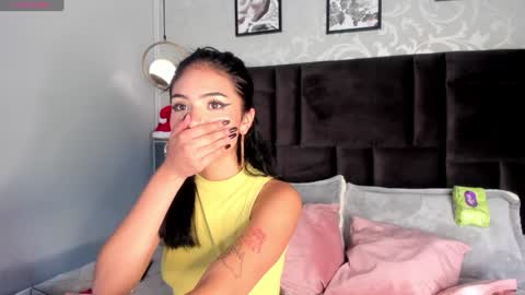 Snapshot of giovanna_oliveira chatting on December 6, 1:22 pm Giovanna online show from December 6, 1:22 pm