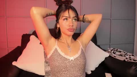 Snapshot of giovanna_oliveira chatting on January 17, 5:21 am Giovanna online show from January 17, 5:21 am