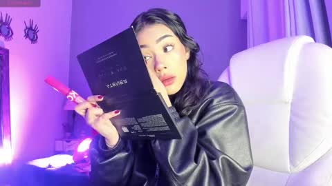 Snapshot of giovanna_oliveira chatting on October 9, 5:27 am Giovanna online show from October 9, 5:27 am