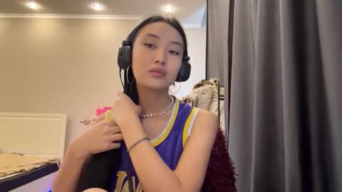 Mia online show from March 17, 10:18 am