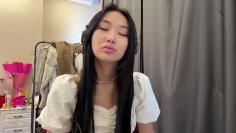 Mia online show from March 24, 9:36 am