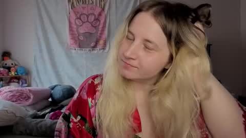 Snapshot of glitchwitch chatting on January 6, 8:01 pm Glitch online show from January 6, 8:01 pm